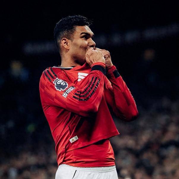 2-1险胜！胖虎破门+B费19助逼平传奇，曼联踩着小蜜蜂基本撞线欧冠